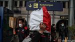 Sibuknya Stasiun Pasar Senen yang Masih Kedatangan Pemudik Arus Balik