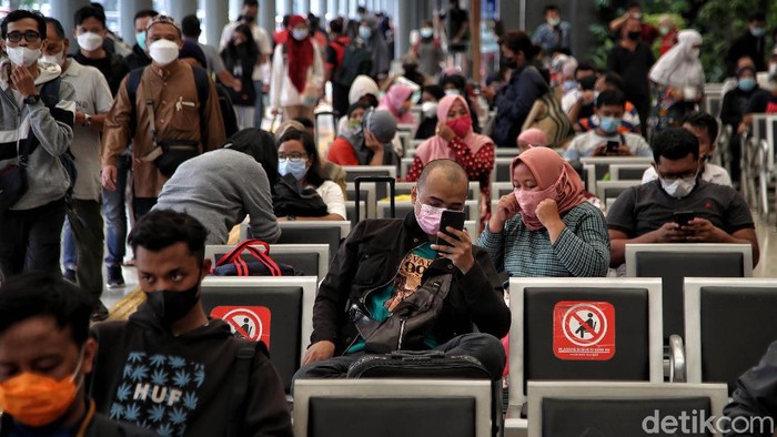 Sibuknya Stasiun Pasar Senen yang Masih Kedatangan Pemudik Arus Balik Pemudik arus balik padati Stasiun Pasar Senen usai larangan mudik Lebaran berakhir. Mereka yang sebelumnya mudik ke kampung halaman kini kembali ke perantauan.