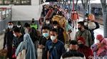 Sibuknya Stasiun Pasar Senen yang Masih Kedatangan Pemudik Arus Balik