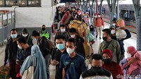Begini suasana di Stasiun Pasar Senen yang masih ramai didatangi para pemudik arus balik usai larangan mudik Lebaran berakhir, Jakarta, Jumat (21/5/2021).