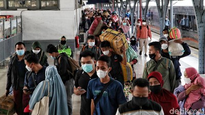 Sibuknya Stasiun Pasar Senen yang Masih Kedatangan Pemudik Arus Balik