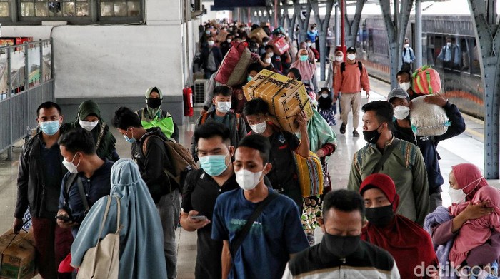 Sibuknya Stasiun Pasar Senen yang Masih Kedatangan Pemudik Arus Balik Pemudik arus balik padati Stasiun Pasar Senen usai larangan mudik Lebaran berakhir. Mereka yang sebelumnya mudik ke kampung halaman kini kembali ke perantauan.