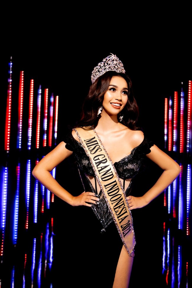 Sophia Rogan terpilih sebagai Miss Grand Indonesia 2021 pada Mei 2021. Sophia dipilih langsung oleh Direktur Nasional Miss Grand International untuk Indonesia, Ivan Gunawan yang memegang lisensi kontes kecantikan tersebut melalui Yayasan Dunia Mega Bintang. Foto: Moza Wahyu via Yayasan Dunia Mega Bintang