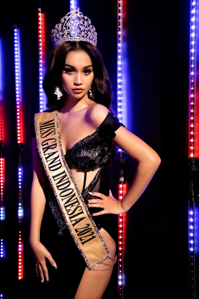 Kini Sophia Rogan berhasil menyandang gelar Miss Grand Indonesia 2021 di usia 19 tahun. Sophia siap menjalani karantina dan berbagai pelatihan yang sudah disiapkan tim Ivan Gunawan untuk kesuksesannya di ajang Miss Grand International 2021. Foto: Moza Wahyu via Yayasan Dunia Mega Bintang