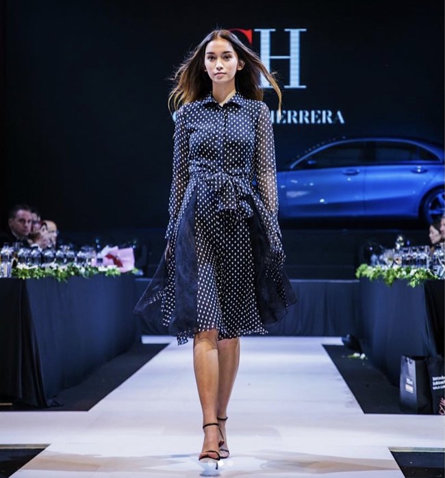 Inilah penampilan Sophia Rogan saat menjadi model catwalk di Mercedes Benz Fashion Week 2019 di Kuala Lumpur. Sophia tampil dalam fashion show koleksi Carolina Herrera. Foto: Dok. Instagram @thesophiarogan