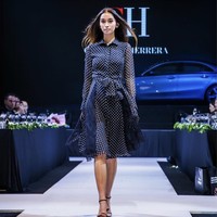 Inilah penampilan Sophia Rogan saat menjadi model catwalk di Mercedes Benz Fashion Week 2019 di Kuala Lumpur. Sophia tampil dalam fashion show koleksi Carolina Herrera. Foto: Dok. Instagram @thesophiarogan
