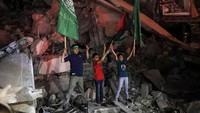 Perayaan juga digelar di Sheikh Jarrah, Yerusalem Timur, yang menjadi lokasi sengketa tanah antara keluarga Palestina dan pemukim Yahudi. Rencana penggusuran keluarga Palestina di Sheikh Jarrah menjadi pemicu protes warga Palestina yang berujung bentrokan berdarah di kompleks Masjid Al-Aqsa dan berakhir pertempuran Hamas dan Israel. AP Photo/Adel Hana  