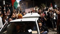 Mobil-mobil memenuhi jalanan utama Gaza, dengan para pengemudi membunyikan klakson bersahutan dan melambaikan bendera dari jendela mobil. AP Photo/Adel Hana  