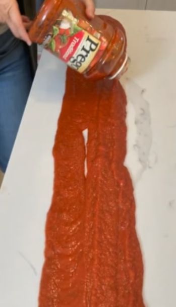 Spaghetti Disajikan di  Atas Meja Tanpa Alas