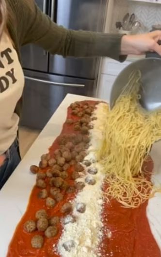 Spaghetti Disajikan di  Atas Meja Tanpa Alas