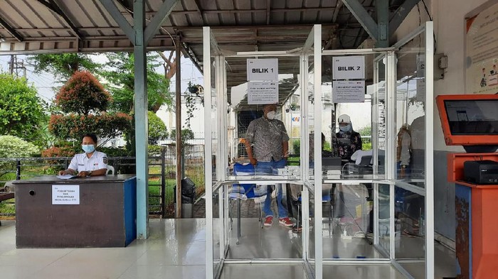 Layanan tes GeNose C-19 di Stasiun Cikampek.