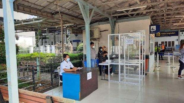 Layanan tes GeNose C-19 di Stasiun Cikampek.