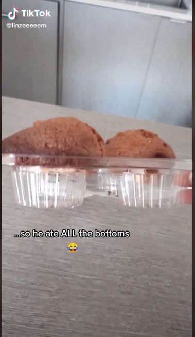 Romantis! Suami Makan bagian Bawah Muffin Agar Istrinya Bisa Makan Atasnya