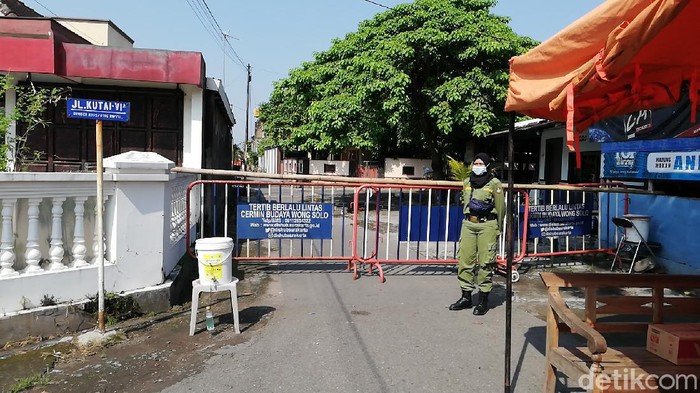 Suasana penjagaan klaster di kampung Presiden Jokowi, Kelurahan Sumber, Solo, Jumat (21/5/2021).