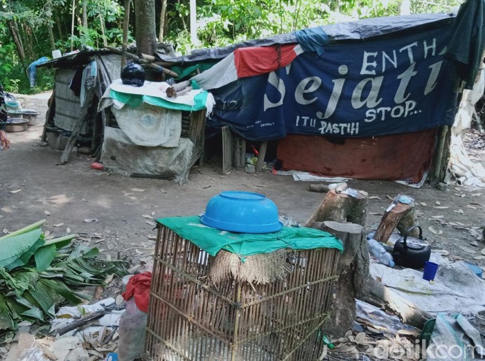 Supono atau Entit (50) tinggal belasan tahun dalam gubug di tengah ladang, Klaten, Jumat (21/5/2021).