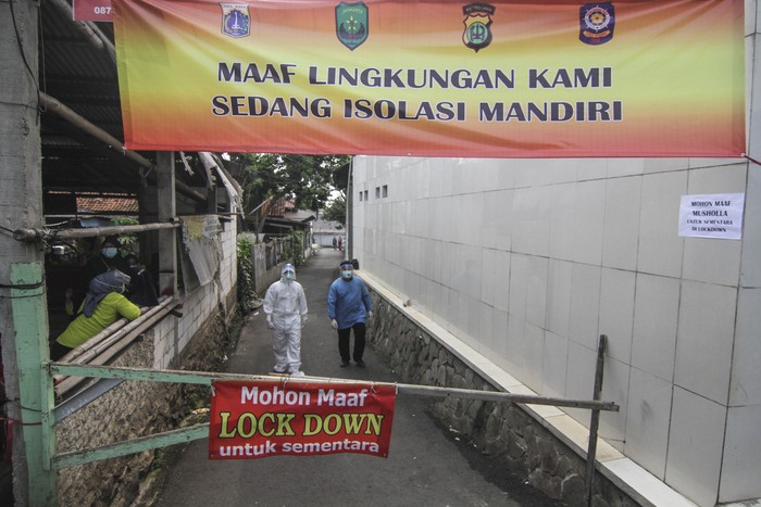 Petugas medis jemput bola bersiap melakukan tes usap PCR bagi warga yang tidak bisa keluar rumah di Jalan As-Syafiiyah, Cipayung, Jakarta, Jumat (21/5/2021). Kawasan zona merah tersebut memberlakukan mikro lockdown serta tes usap PCR secara massal setelah sebanyak 51 orang warga positif COVID-19 berasal dari klaster halal bihalal di Kelurahan Cilangkap, Kecamatan Cipayung. ANTARA FOTO/Asprilla Dwi Adha/pras.