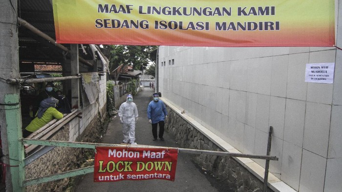 Petugas medis jemput bola bersiap melakukan tes usap PCR bagi warga yang tidak bisa keluar rumah di Jalan As-Syafiiyah, Cipayung, Jakarta, Jumat (21/5/2021). Kawasan zona merah tersebut memberlakukan mikro lockdown serta tes usap PCR secara massal setelah sebanyak 51 orang warga positif COVID-19 berasal dari klaster halal bihalal di Kelurahan Cilangkap, Kecamatan Cipayung. ANTARA FOTO/Asprilla Dwi Adha/pras.