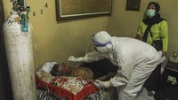 Petugas medis mengambil sampel lendir saat tes usap PCR dengan jemput bola di Jalan As-Syafiiyah, Cipayung, Jakarta, Jumat (21/5/2021).
