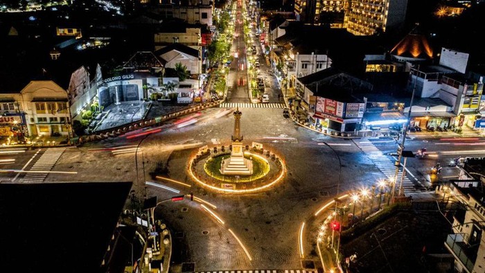 Tugu Yogyakarta di kala malam