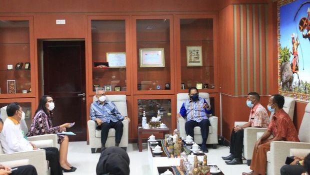 Wagub NTT Josef Nae Soi (ketiga kanan) dalam pertemuan dengan Dirjen Protokol dan Konsuler Kemlu RI Andy Rachmianto (ketiga kiri) dan sejumlah sanak keluarga Wilfrida Soik, PMI asal Kabupaten Belu yang bebas dari hukuman mati di Malaysia. (ANTARA/HO-Biro Humas Setda Provinsi NTT)