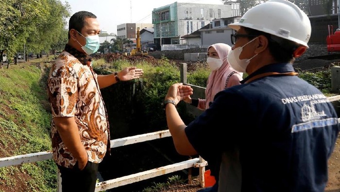 Wali Kota Semarang Hendrar Prihadi saat meninjau proyek pembangunan ruas Jalan Sriwijaya di Kota Semarang