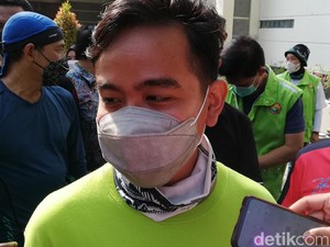 Tinggal di Sebelah Klaster Kampung Jokowi, Mertua Gibran Ditracing?