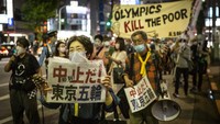 Diketahui sejumlah kota besar termasuk Tokyo masih dalam keadaan darurat. Program vaksinasi juga lambat, baru 4% dari populasi Jepang. 