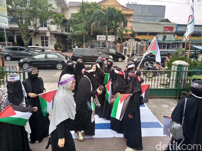 Warga Medan menggelar aksi mengecam serangan tentara Israel ke Palestina (Ahmad Arfah/detikcom)