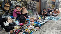 Berbagai macam barang bekas seperti jam tangan, pakaian, kacamata, hingga ponsel second bisa ditemukan di sini.  