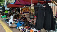 Para pedagang di kawasan pasar Kebayoran Lama ini menjual beragam barang second mulai dari produk fashion seperti baju dan sepatu, ada pula pedagang yang menjual barang-barang second lainnya seperti kacamata, jam tangan, hingga ponsel berbagai merek. Para pedagang di kawasan pasar Kebayoran Lama ini menjual beragam barang second mulai dari produk fashion seperti baju dan sepatu, ada pula pedagang yang menjual barang-barang second lainnya seperti kacamata, jam tangan, hingga ponsel berbagai merek.