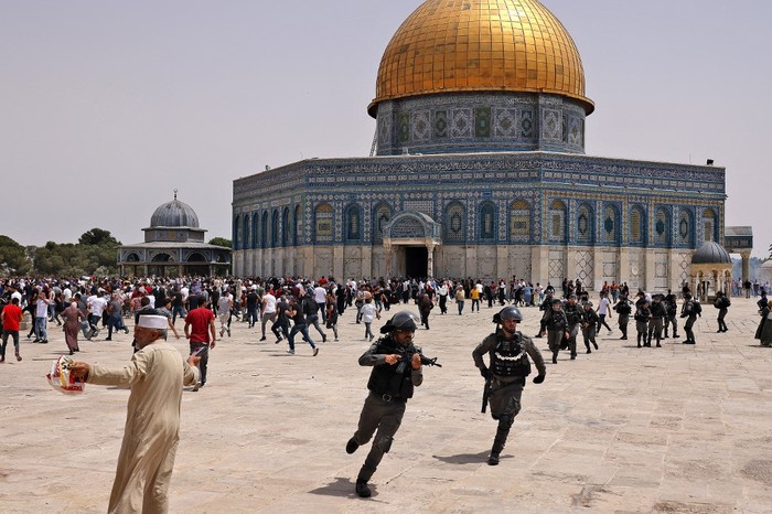 Israeli security forces and Palestinian Muslim worshippers clash in Jerusalems al-Aqsa mosque compound, the third holiest site of Islam, on May 21, 2021. - Fresh clashes between Palestinians and Israeli police broke out at Jerusalems Al-Aqsa mosque compound today, in the latest unrest at the sensitive religious site, AFP journalists and police said. Israeli police spokesman Micky Rosenfeld said officers were targeted by Palestinians who threw stones and had begun 