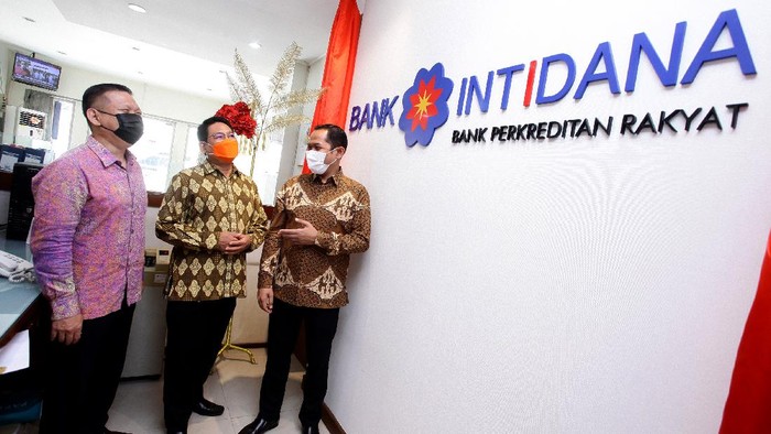 BPR Intidana Kenalkan Logo Baru Direktur Utama BPR Intidana Sukses Makmur Polycarpus Feriyanto, Direktur Kepatuhan Wage Abdi Pradja dan Direktur Eddy S. Hertanto (kanan ke kiri), tengah berbincang-bincang saat peresmian warna baru logo BPR Intidana Sukses Makmur di Jakarta, Jumat (21/5/2021). Peresmian warna baru logo BPR Intidana ini juga bertepatan dengan hari BPR-BPRS Nasional.
Dengan penggunaan warna baru pada logo BPR Intidana, mempertegas tekad BPR Intidana Sukses Makmur untuk memberikan layanan keuangan yang lebih baik kepada masyarakat secara cepat, aman dan terpercaya.