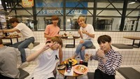 Tak mau kalah, Jungkook, J-Hope, Suga, dan RM juga ikut foto bersama sambil menikmati dessert favorit mereka. Foto: dok. Big Hit Entertainment