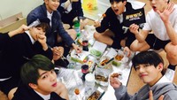 Seperti saat makan siang di ruang tunggu program musik Korea. Mereka terlihat menikmati makanan yang dikirimkan oleh penggemarnya sebagai dukungan. Foto: dok. Big Hit Entertainment