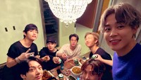 Hampir setiap tahun BTS selalu menyapa para penggemarnya lewat lagu-lagu yang mereka bawakan. Tak hanya itu, para membernya juga sering mengunggah foto bersama. Foto: dok. Big Hit Entertainment