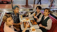 Di sela kesibukan mereka, keempat member BTS ini terlihat menikmati makanan bersama. Ada dua porsi tteokbokki yang sedang disantap oleh V, Suga, Jimin, dan RM. Foto: dok. Big Hit Entertainment