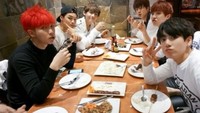 Makan malam bersama di sebuah restoran juga sering mereka lakukan bersama. Tak heran ya kalau BTS sangat kompak! Foto: dok. Big Hit Entertainment