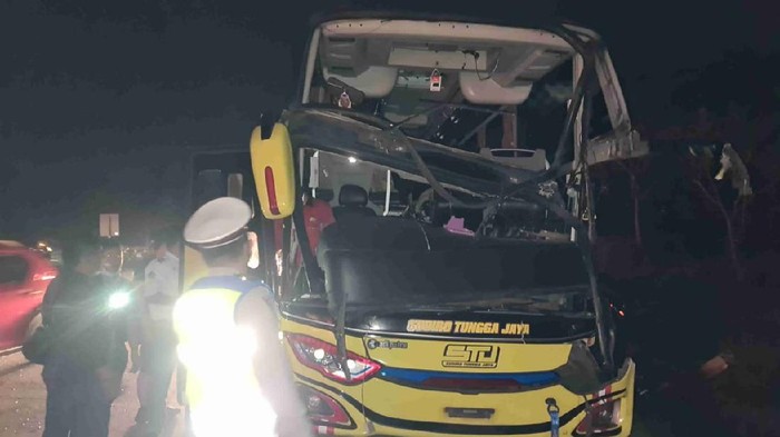 Bus menabrak truk di Tol Cipali, Subang, Sabtu (22/5/2021)