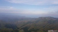 Saat berada di puncak, mata traveler langsung dimanjakan keindahan panorama alam. 
