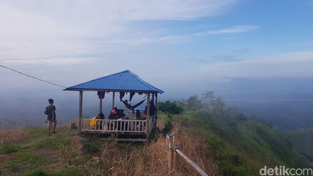 Buttu Bendera di Poliwali Mandar