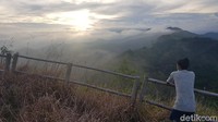 Dari puncak Buttu Bendera, traveler juga bisa melihat jejeran pegunungan berselimut awan, sangat cocok menjadi latar bagi traveler yang suka berswafoto.