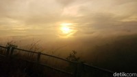 Jika beruntung, traveler juga bisa melihat keindahan warna langit yang memerah, saat matahari tenggelam. 