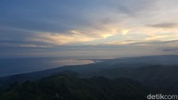 Saat hari sudah semakin sore, suhu udara di puncak Buttu Bendera juga terasa semakin dingin. 