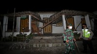 Plt Kalaksa BPBD Jatim Yanuar Rachmadi dalam keterangannya, Sabtu (22/5/2021) mengatakan, ada 101 rumah rusak di Kabupaten Blitar. Kemudian 10 unit fasilitas umum rusak. Sejauh ini, belum ditemukan korban meninggal dunia. Namun, ada satu warga yang mengalami luka berat. ANTARA FOTO/IRFAN ANSHORI