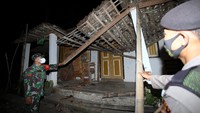 Selanjutnya, wilayah yang paling terdampak gempa setelah Kabupaten Blitar, yakni Kabupaten Malang. Ada 27 unit rumah yang rusak dan 5 unit fasilitas umum rusak. ANTARA FOTO/IRFAN ANSHORI