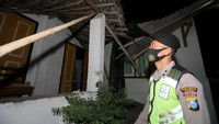Kemudian di Lumajang, ada 19 unit rumah rusak. Di Kota Malang ada 1 unit rumah rusak. Lalu di Kabupaten Pasuruan ada 1 unit rumah rusak dan satu fasilitas umum rusak. ANTARA FOTO/IRFAN ANSHORI