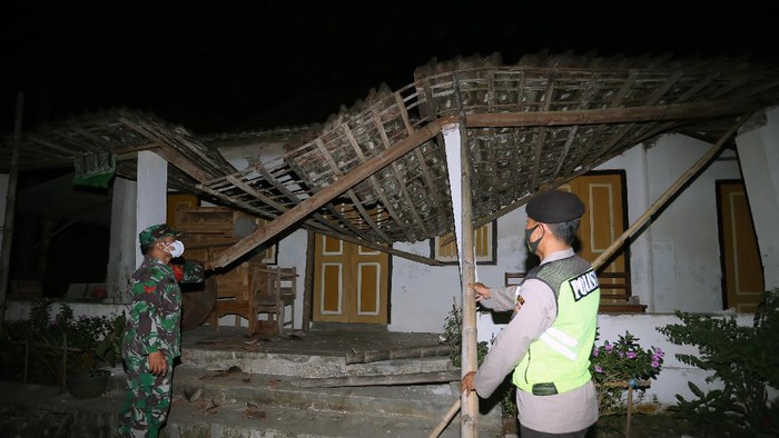 DAMPAK GEMPA 6,2SR DI BLITAR Personel kepolisian mengecek kondisi rumah warga yang rusak pascagempa di Desa Ploso Kecamatan Selopuro, Blitar, Jawa Timur, Jumat (21/5/2021). BPBD setempat masih mendata sejumlah kerusakan bangunan akibat gempa magnitudo 6,2SR yang terjadi sekitar pukul 19.09 WIB dan berpusat di lepas pantai selatan Blitar tersebut. ANTARA FOTO/Irfan Anshori/rwa.