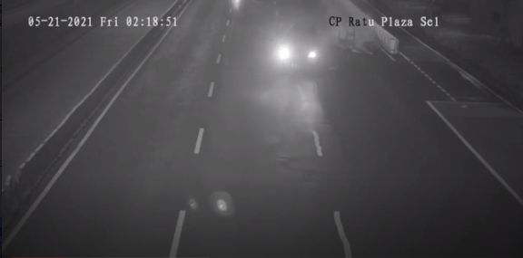 Detik-detik Pemobil Tabrak Lari Pedagang Mi Ayam di Sudirman Pengemudi mobil melakukan tabrak lari terhadap pedagang mi ayam di Jalan Sudirman, Jakarta pada Jumat (21/5). Kini penabrak berinisial ZO telah diamankan Polisi.
