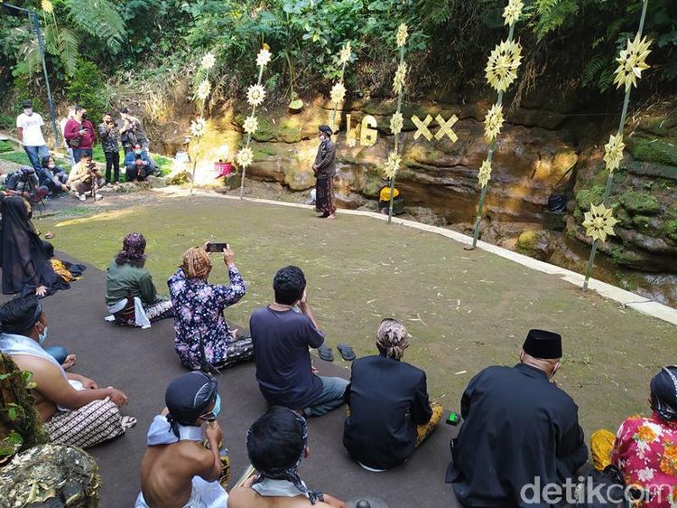 Foto Ritual Pembukaan Festival Lima Gunung di Gunung Merbabu