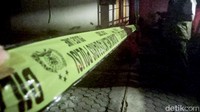 Api melumat satu ruangan yang berisi arsip dan berkas. Pantauan di lokasi, Sabtu (22/5) malam tampak ruangan yang terbakar berada di bagian belakang gedung utama. Kini garis polisi pun sudah terpasang disekitar lokasi.
